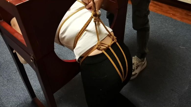 熟女安安被罚跪固定折磨，长时间固定捆绑放置